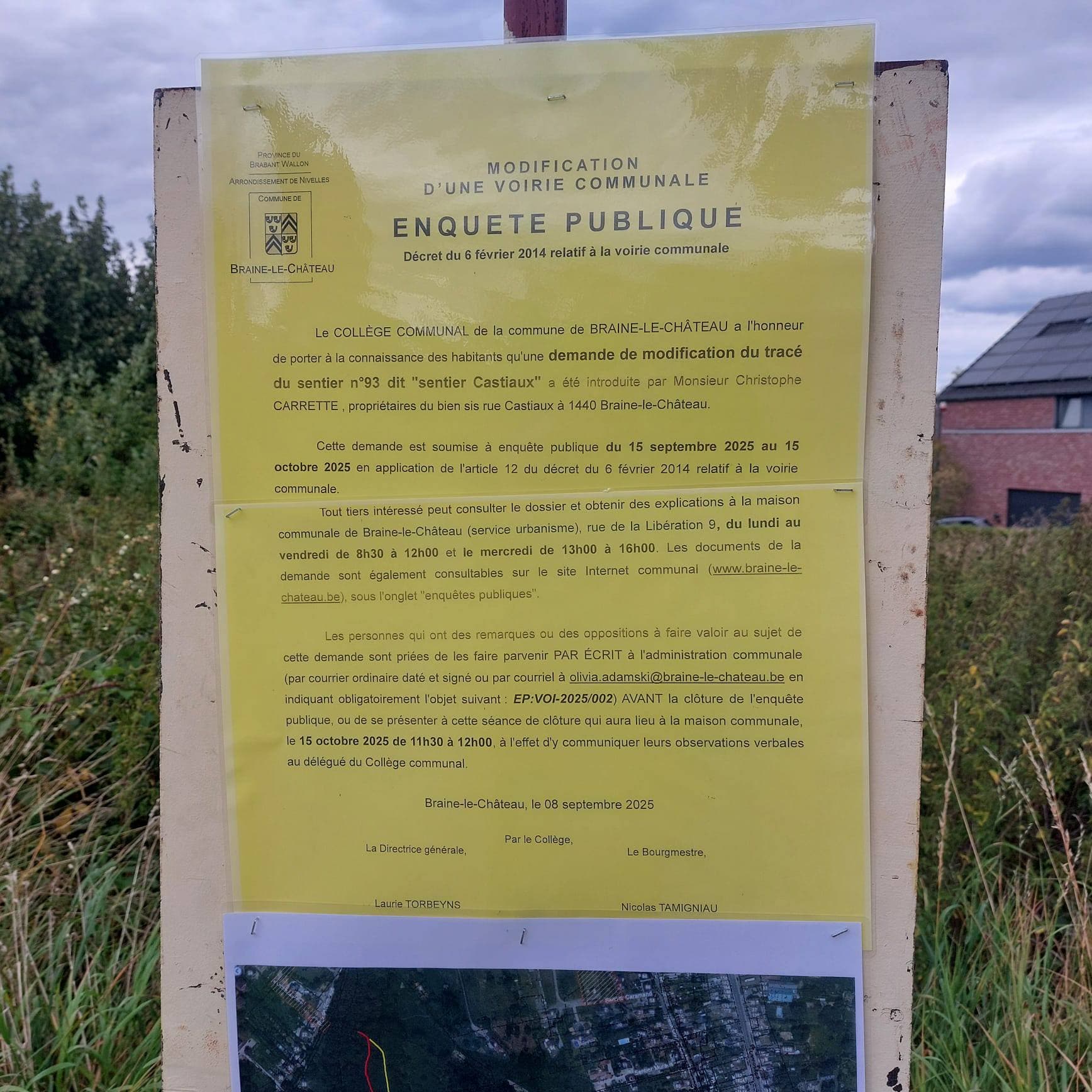 Panneau de l enquete publique affiche sur place